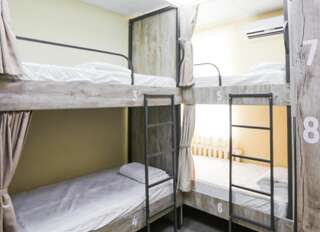 Хостелы Coliving DOM Бишкек Спальное место на двухъярусной кровати в общем номере для мужчин и женщин-5