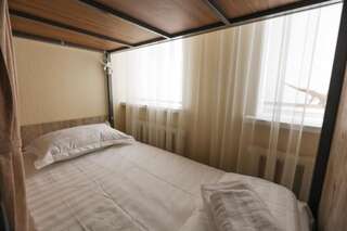 Хостелы Coliving DOM Бишкек Спальное место на двухъярусной кровати в общем номере для мужчин и женщин-10